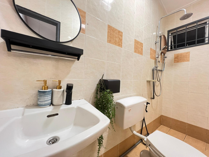 Bathroom 3, YOLO3 10PAX CentralTown Piano, PoolTable, Netflix, Kuantan
