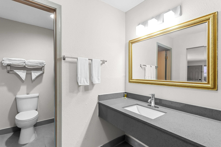 Bathroom 4, Days Inn by Wyndham Huntington, Cabell