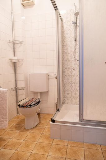 Bathroom 5, Mike‘s Mosel Lodge, Cochem-Zell