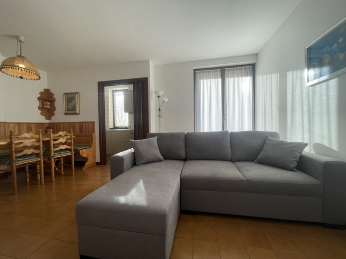 Room 5, 035 Trilocale Giustino, Trento