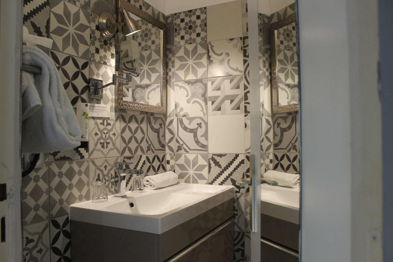 Bathroom 3, Les Terrasses de Saumur - Hotel & Appartements - Restaurant & Spa (Logis), Maine-et-Loire