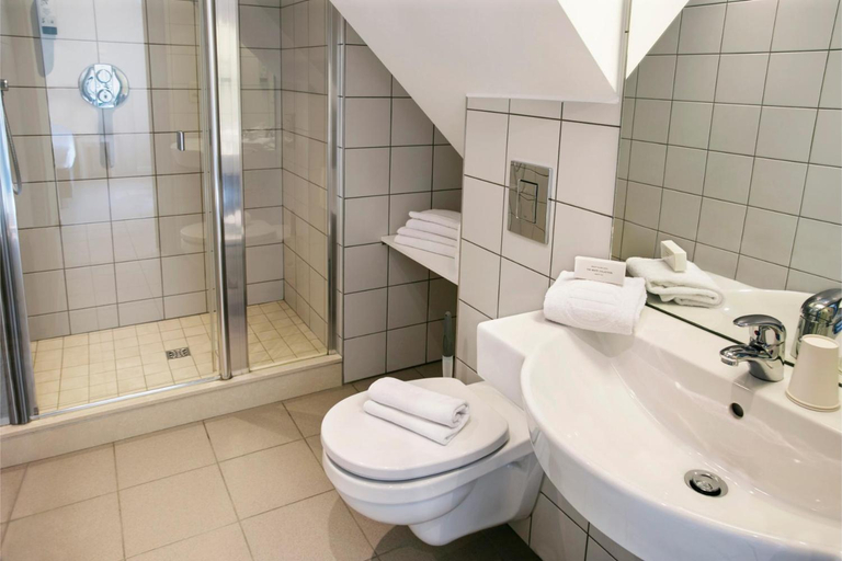 Bathroom 2, La Couronne, Liège