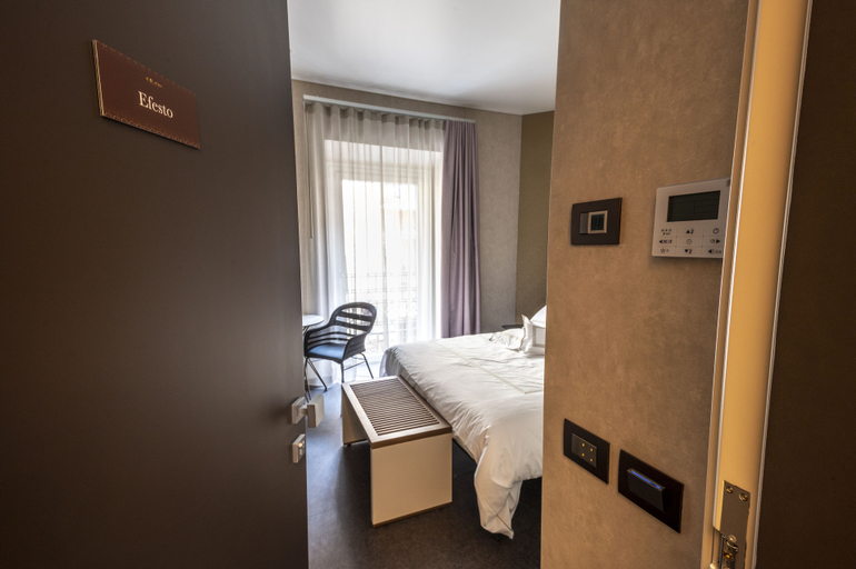 Room 5, il Divino, Napoli