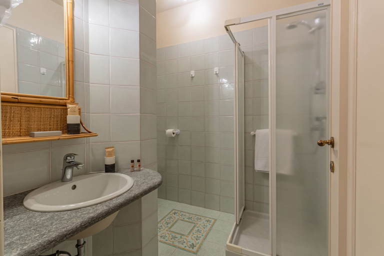 Room 4, Antico Casale Vignale Stunning View and Pool, Alessandria