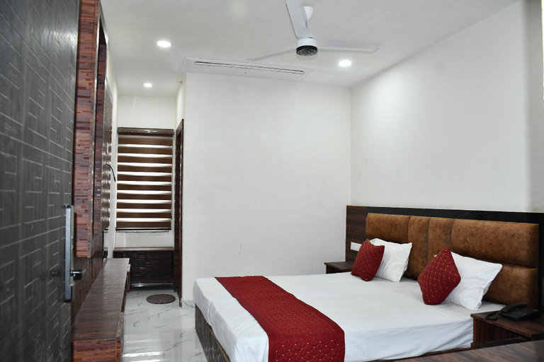 Bedroom 3, Hotel Srijan Grand, Varanasi