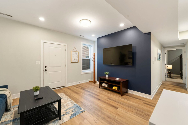 Room 5, Charming Chicago Apt, Cook