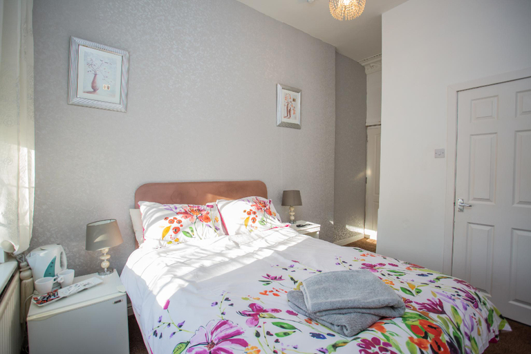Bedroom 2, Ocean Road Rooms, South Tyneside