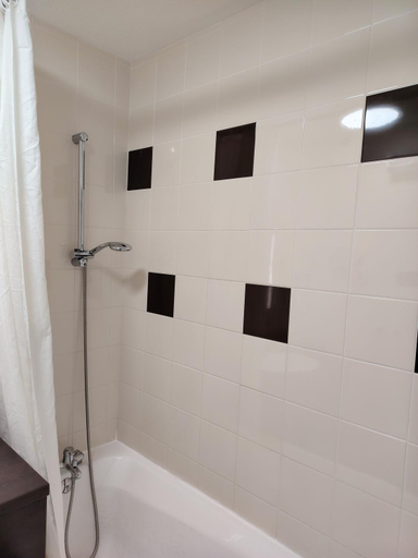 Bathroom 4, Kyriad Laon, Aisne