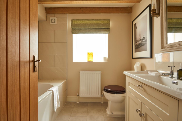 Bathroom 3, The Duncombe Arms, Staffordshire