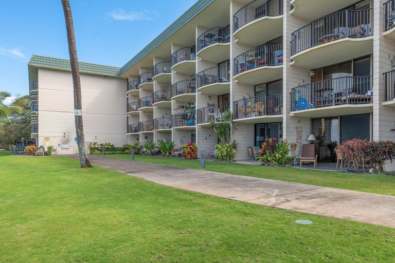 Room 3, Kahana Reef 215 in Lahaina, Maui