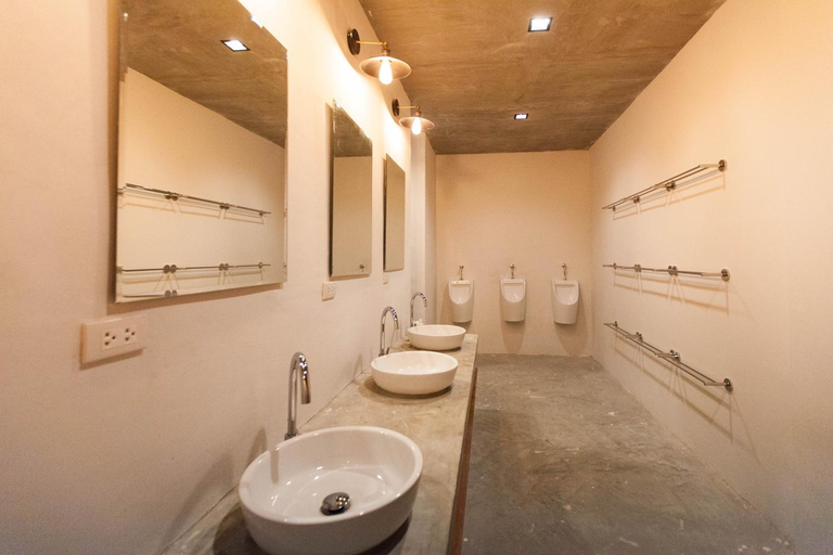 Bathroom 3, Once Again Hostel, Pom Pram Sattru