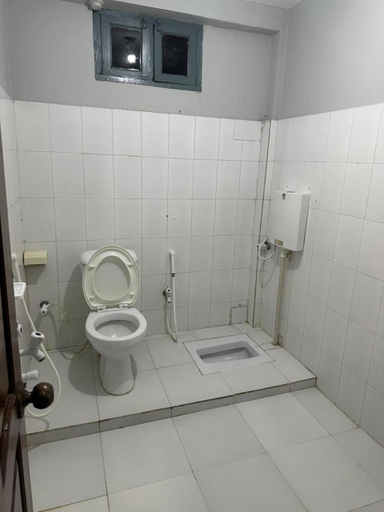 Bathroom 3, Serenity Lodge Guest House, Larkana