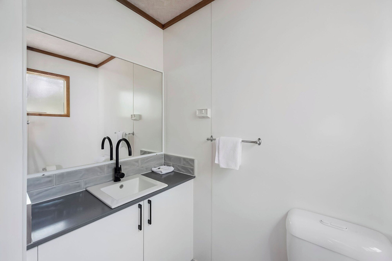 Bathroom, Reflections Tumut River, Tumut
