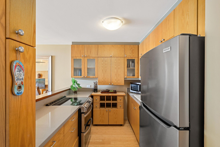 Room 4, Kahana Reef 215 in Lahaina, Maui