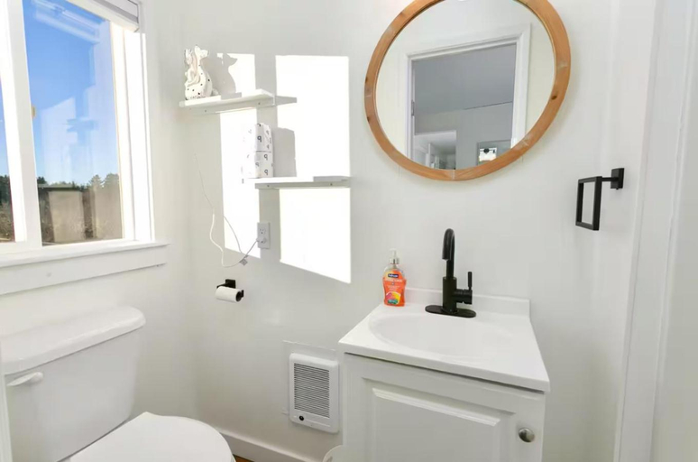 Bathroom 5, Breakwater Resort, Grays Harbor