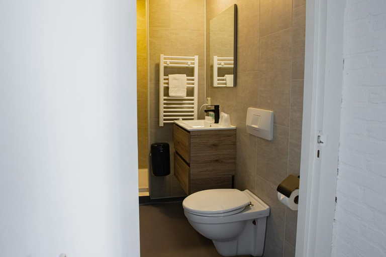 Bathroom 2, Hotel-Restaurant De Walvisvaarder, Ameland