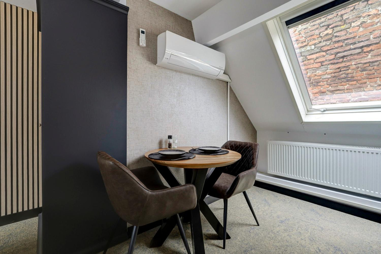 Others 5, Hotel Buren, Buren
