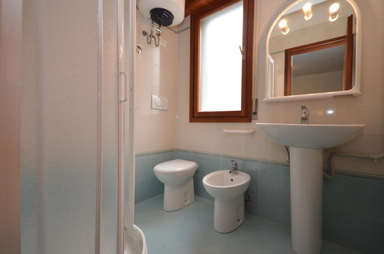Bathroom, Modern accommodation in Bibione - Beahost, Venezia