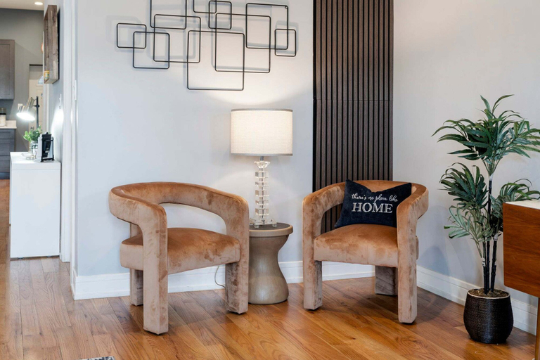 Room 1, Cozy 2 Bed Home by West Loop With Parking Laundry, Cook