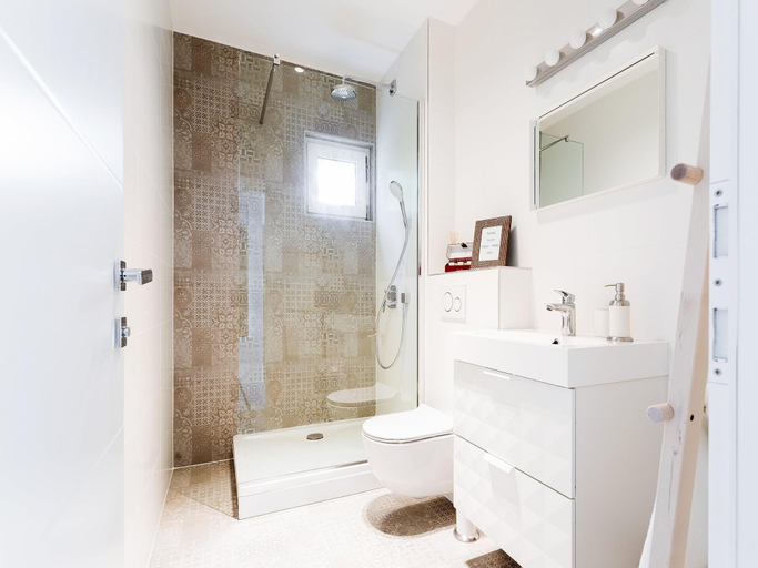 Bathroom 2, Apartment Black  White ST - Comfort Two Bedroom Apartment with Balcony, Split