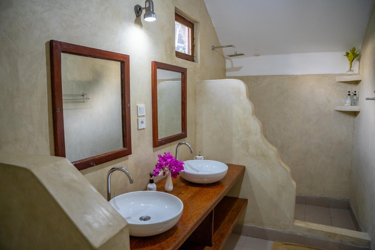 Bathroom 2, Juana Ocean Villas, Kusini