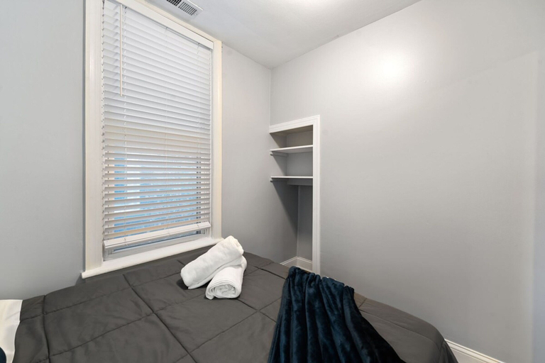 Room 2, Stylish 2BR Urban Retreat in River West, Cook