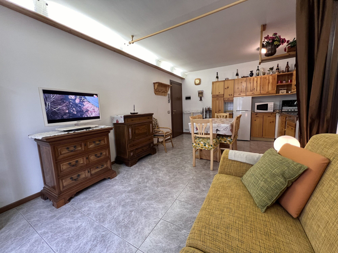 Room 5, 060 Trilocale Giustino, Trento