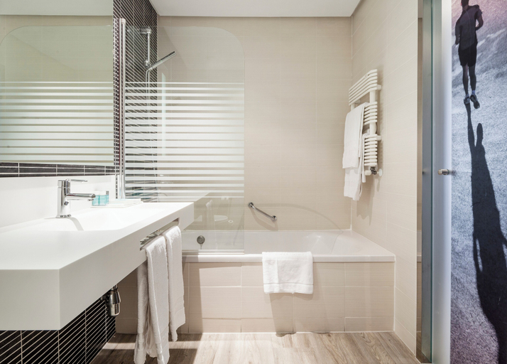 Bathroom 5, Hotel ILUNION Atrium, Madrid