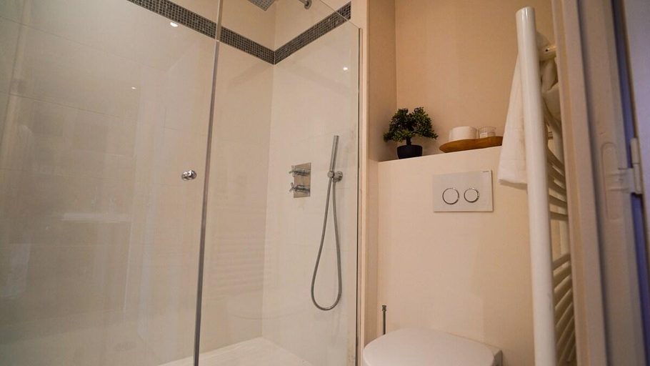 Others 2, Studio apartment On The Massena! Free Breakfast, Alpes-Maritimes