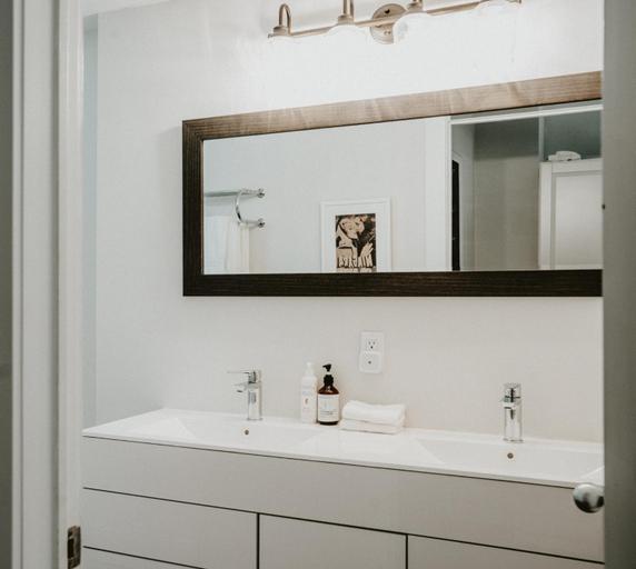 Bathroom 4, The Kent Motel, Niagara
