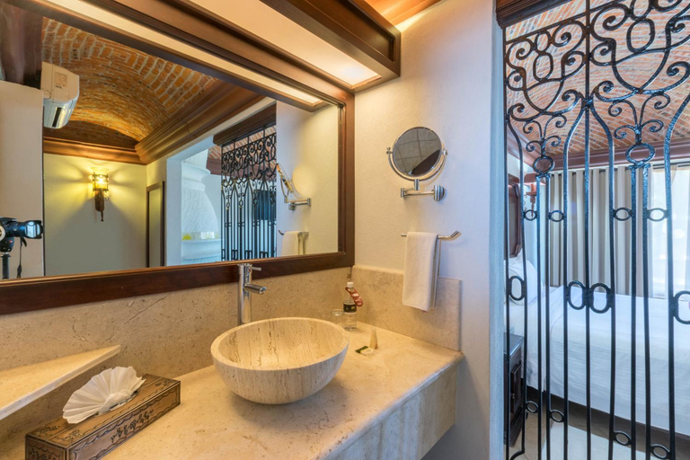 Bathroom 5, Imperio De Los Angeles, Allende