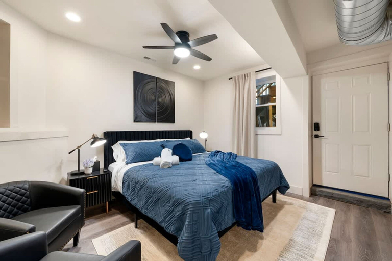 Room 2, Luxury 2BR 2BA in Wicker Park, Cook