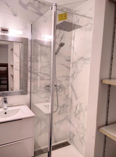 Bathroom 2, Résidence Graziella Studio 426, Alpes-Maritimes