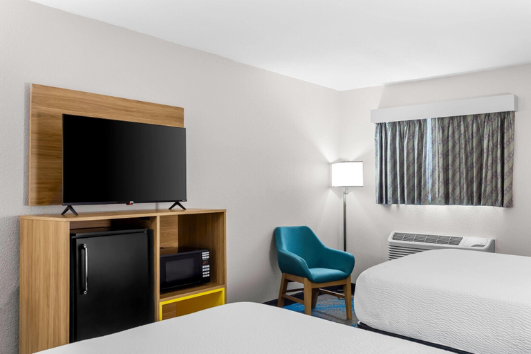 Bedroom 3, Days Inn by Wyndham Huntington, Cabell