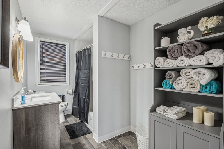 Room 4, 4BR 2BA Home in Charming St Paul - Sleeps 10, Ramsey