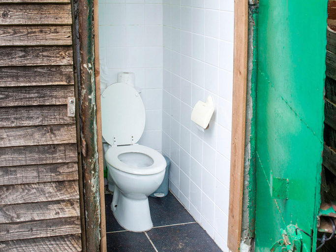 Bathroom, Idyllic Lakeside Cottage, Namur