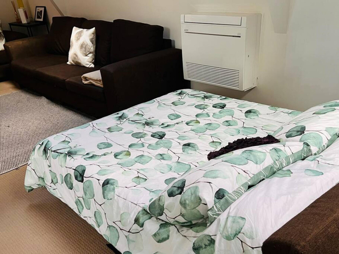 Room 5, Blue Wren Barn Huge Spa - Country Escape, Port Stephens