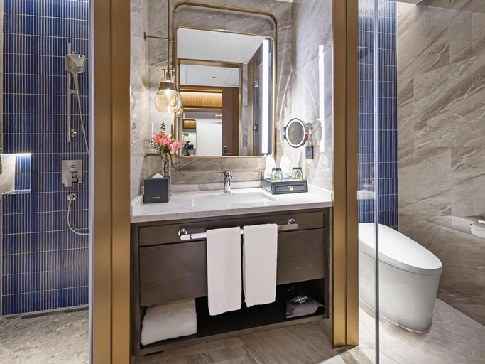 Bathroom 4, Golden Tulip Shanghai Hongqiao Yankuang, Shanghai