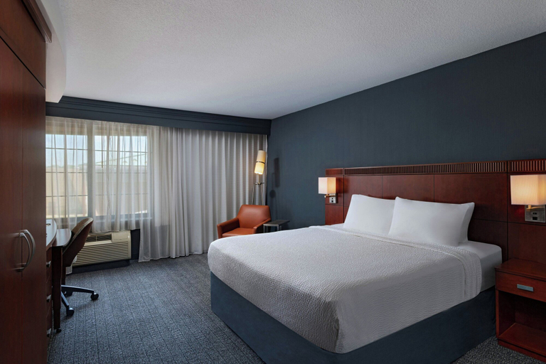 Bedroom 3, Courtyard Marriott Aksarben Village, Douglas