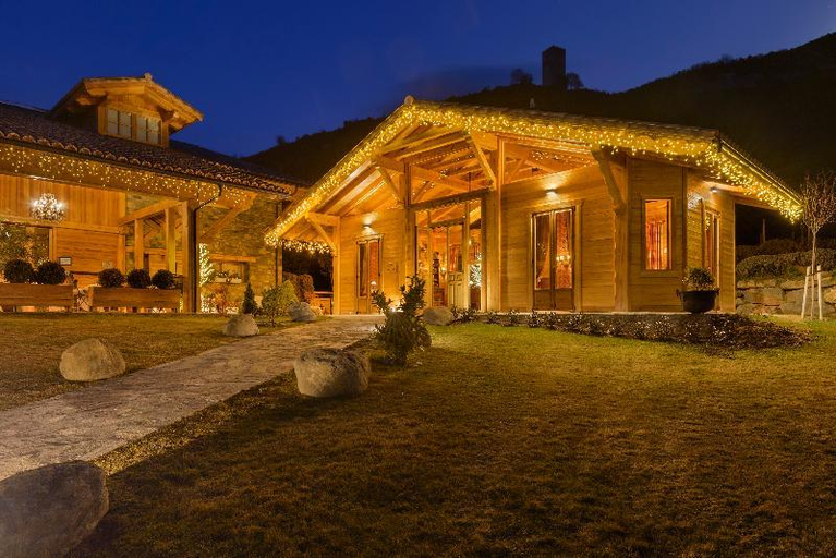 Exterior & Views