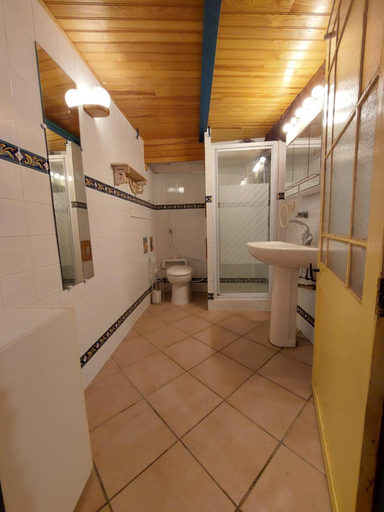 Bathroom, Les Maisons de Gaia Chambres d'hotes climatisees, Aude