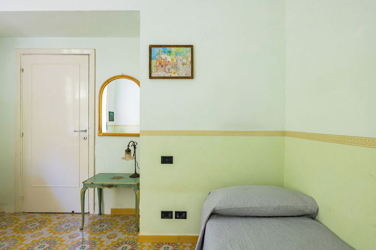 Room 4, Villa Villari Terrace and Patio by Napoliapartments, Napoli
