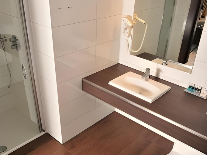 Bathroom 3, Van der Valk Hotel Nuland - 's-Hertogenbosch, Maasdonk