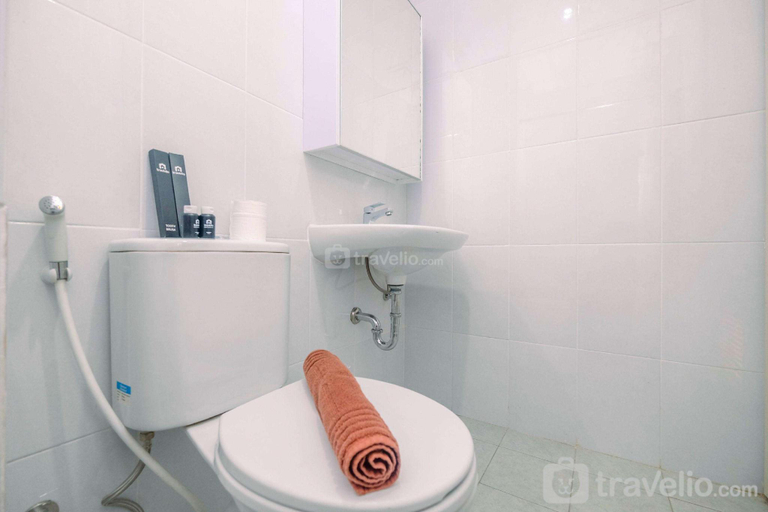Bathroom 3, Comfy 1BR Patraland Urbano Apartment By Travelio, Bekasi