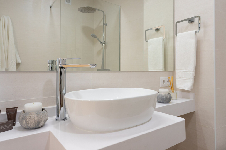 Bathroom 4, Genteel Home Velarde III, Sevilla