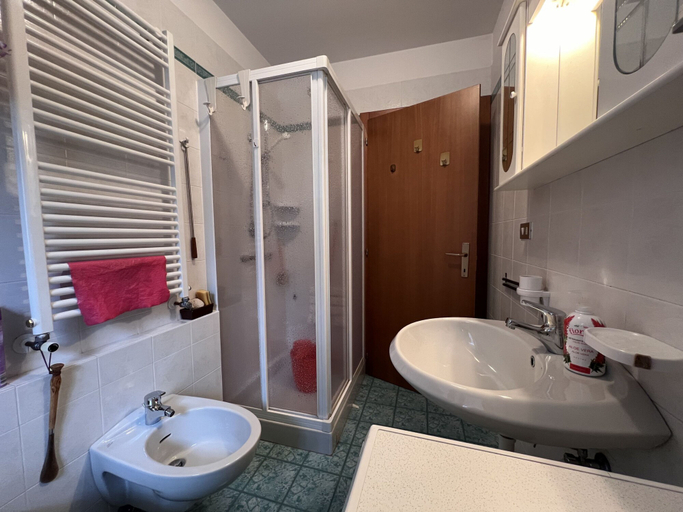 Room 2, 060 Trilocale Giustino, Trento