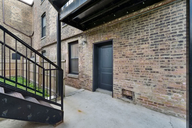Exterior, Charming Chicago Apt, Cook