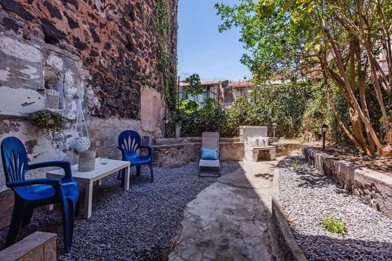 Others 5, Apartment in the center w/garden Sicilian Mood, Catania