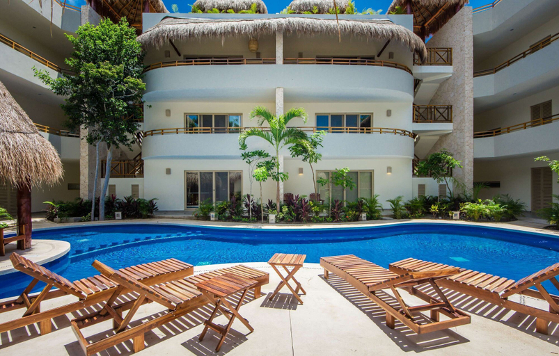 Room 3, Poolside Bliss With Private Terrace and Jacuzzi, Cozumel