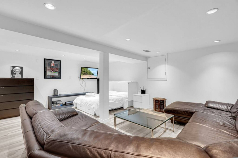 Room 5, Bright Basement Suite, Greater Vancouver